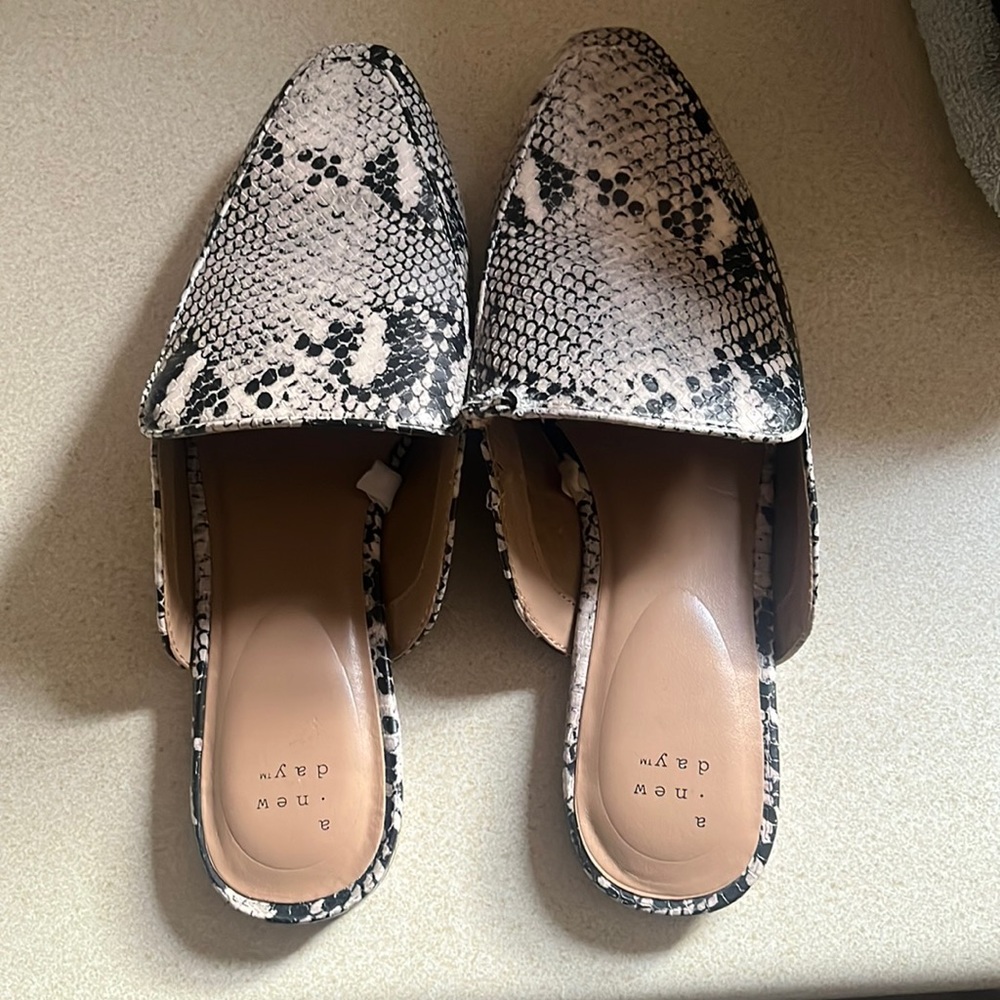 Very comfy slide ons size 9 1/2